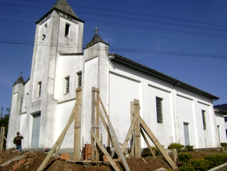 Capela de material, em substituição a de madeira.
