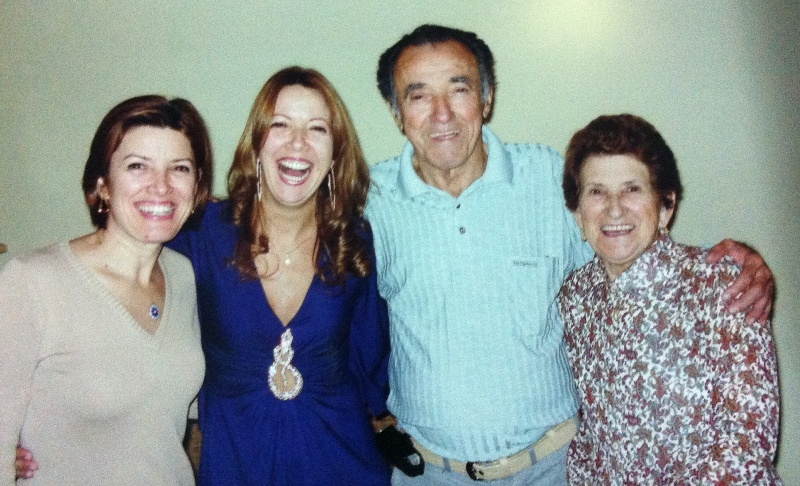 Natalino Bitencourt e Concília Pagani, com as filhas Cristina e Silvana