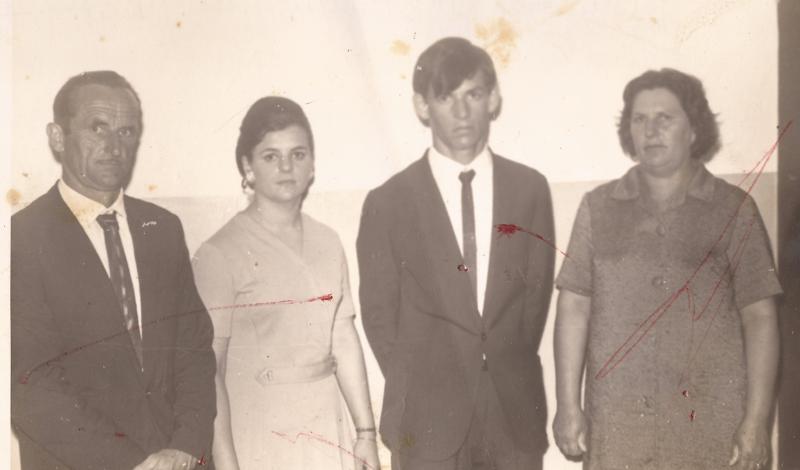 Luciano Kanareck e Dozolina Bez Birollo com os filhos Iracema e Irisvaldo