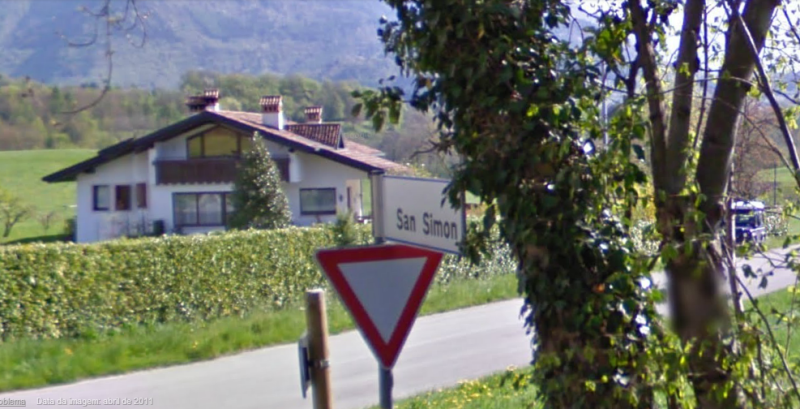 Placa indicando a Via San Simon, em Tisoi (Belluno, Itália)